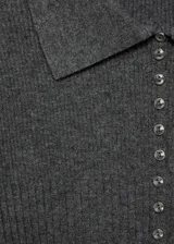 Buzo de punto fino en color gris oscuro, con diseño entallado, cuello camisero y cierre frontal completo con botones pequeños. Presenta textura acanalada y mangas largas.