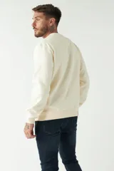 Buzo negro de felpa con cuello redondo, mangas largas con puños y logo estampado en el frente con la inscripción "East Side Manhattan NYC New York Sports & Athletics 19 Brookfield 71".