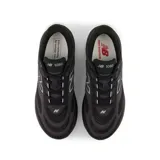 Championes de running New Balance 1080 V15, de color negro con suela blanca y detalles en gris. Presentan diseño de malla transpirable y el característico logo 'N' en el lateral.