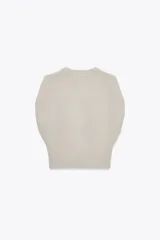 Chaleco de punto confeccionado en lana, con cuello redondo y diseño de manga sisa amplia. Presenta acabados en rib en el cuello, las sisas y el ruedo.