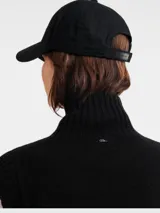 Gorra tipo baseball color negro con logo bordado en color blanco en la parte frontal.