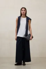 Top Sia de lino en color blanco, con cuello redondo y diseño sin mangas.