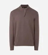 Suéter de punto color marrón, con cuello alto y cierre frontal parcial tipo half-zip, de manga larga y diseño regular.