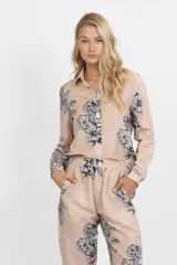 Camisa color beige con estampado de flores y tigres en blanco y negro, de corte clásico y manga larga.