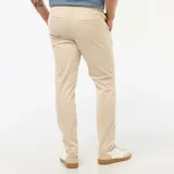 Pantalón de corte slim en color beige, confeccionado en tejido de algodón con cierre de botón y cremallera, y bolsillos laterales.