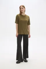 Remera color tostado de viscosa con textura acanalada, manga corta, corte holgado y cuello redondo.