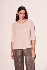 Remera oversize de algodón color beige, con escote redondo y mangas 3/4.