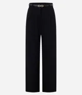 Pantalón recto de cintura alta color negro, confeccionado en punto roma con viscosa sostenible. Incluye trabillas en la cintura, pliegues y cinturón fino de material sintético con hebilla en forma de ocho.