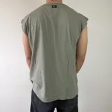 Musculosa verde militar con corte oversize, cuello redondo y sisas amplias.