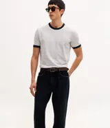 Pantalón de jean para hombre de corte recto, color azul oscuro, con cierre de cremallera y diseño clásico de cinco bolsillos.