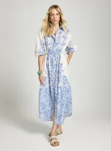 Vestido camisero midi Le Lis Blanc, con estampa floral en tonos azules sobre base blanca, cuello camisero, mangas largas abullonadas y cordón ajustable en la cintura.