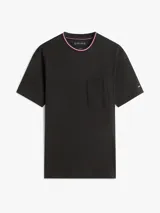 Remera de manga corta Tommy Hilfiger confeccionada en tejido de piqué de algodón. Presenta un diseño de corte regular con cuello redondo acentuado por ribetes tricolores y un bolsillo de parche en el pecho.
