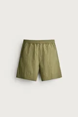 Bermuda relaxed fit confeccionada en tejido fluido con mezcla de viscosa, color verde militar, con cintura elástica y bolsillos frontales.