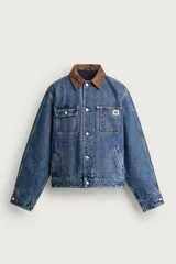Cazadora relaxed fit de denim de algodón con interior ligeramente acolchado, cuello de pana marrón a contraste, bolsillos de plastrón en el pecho y cierre frontal con botones. Incluye un parche con gráficos Fruit of the Loom en el pecho.
