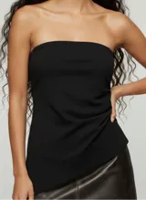 Top negro sin tirantes, estilo tubo, con detalle fruncido drapeado en el lateral y calce ajustado.