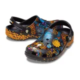 Zuecos de goma color negro con diseño estampado inspirado en la película Coco, con detalles alegóricos al Día de Muertos, pétalos de caléndula, elementos musicales y correas traseras con pivotes decorativos.