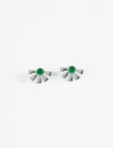 Caravanas de diseño semicircular con cortes radiales y piedra central redonda de color verde.