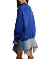 Buzo de tejido punto color beige claro, de calce oversized y cuello alto. Presenta mangas largas con puños anchos y dobladillos enrollados en ruedo y puños.