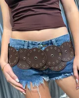 Cinturón de cuero marrón compuesto por una serie de discos circulares unidos, decorados con múltiples ojalillos metálicos dorados.