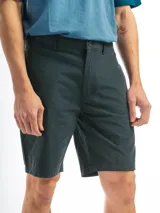 Bermuda cl%c3%a1sica de algod%c3%b3n color negro, con pasadores para cinturon, bolsillos laterales y traseros.
