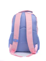 Mochila negra marca Umbro, con logo blanco en el frente y estampado de logos en relieve en la parte inferior. Cuenta con un bolsillo lateral de malla para botella y cierres con tiradores blancos.