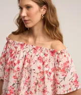 Blusa de viscosa con estampa floral, escote hombro a hombro y mangas cortas.