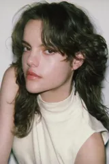 Camiseta sin mangas, corte ajustado (slim fit), color beige claro jaspeado, con cuello alto tipo tortuga (perkins) y bajo redondeado.