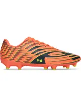 Championes de futbol Under Armour U Shadow Club 4 FG con diseño estampado en tonos naranja, negro y amarillo. Presentan parte superior sintética suave, cordones centrales y suela con tacos cónicos para césped natural.