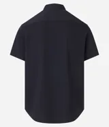 Camisa de manga corta con cuello inglés y cierre frontal abotonado, confeccionada en una mezcla de fibras de bambú, viscosa, poliéster y elastano. Presenta un diseño liso y entallado.