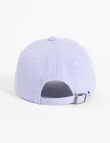 Gorra color marrón claro de algodón con visera curva y correa ajustable en la parte trasera.