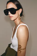 Pendientes colgantes con diseño geométrico de serpiente en acabado metálico dorado.