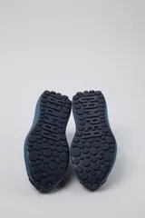 Championes Camper modelo Path, color azul marino con detalles en celeste y suela gruesa azul.