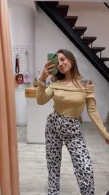 Remera color beige con escote off-shoulder y mangas largas.