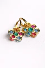 Par de aros dorados con dije en forma de flor, con pétalos esmaltados en colores azul, fucsia, verde y naranja.