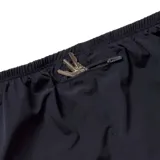 Short de running negro con cintura elástica, cordón de ajuste interior y malla interna. Cuenta con un bolsillo oculto con cierre en la parte trasera y diseño ligero de secado rápido.