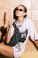 Collar de cuentas esféricas de color negro brillante con acabado pulido.