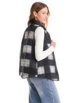 Chaleco reversible de la marca Weekend Routine. Un lado presenta tejido tipo sherpa con estampado a cuadros, cuello alto, cierre frontal con broches a presión y bolsillos con solapa. El otro lado es capitoneado con diseño de rombos. Cuenta con jareta interna en la cintura para ajuste y ruedo redondeado.