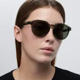 Lentes de sol redondos con montura de acetato color verde oliva y lentes polarizadas verdes oscuras. Protección UV400. Diseño moderno y elegante.