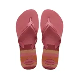 Chinelas Havaianas con tiras finas en color rosado y base con diseño de rayas horizontales en tonos rosados, naranjas y dorados.
