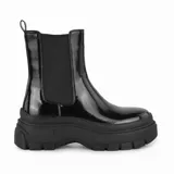 Bota Chelsea de charol sintético color negro, con elásticos laterales, plataforma track y tirador trasero.
