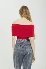 Top tejido de viscosa color rojo, con escote off-shoulder y corte crop.