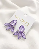 Aros colgantes con forma de flor, con cristales facetados color lila y engarce plateado.