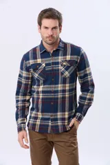 Sobrecamisa de hombre a cuadros tipo leñadora, en tonos azul marino, bordó, beige y gris. Cuenta con cuello clásico, cierre frontal de botones, mangas largas con puños abotonados y dos bolsillos de parche con solapa en el pecho.