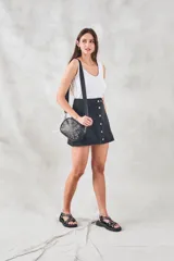 Musculosa verde militar de algodón peinado con corte ajustado.