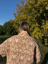 Chaqueta acolchada con estampado ikat en blanco y negro, de corte recto y cuello mao.
