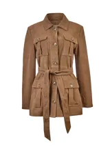 Campera marrón estilo sahariana, con múltiples bolsillos con solapa y botones delanteros. Cuenta con un cinturón ajustable del mismo material para entallar la cintura.
