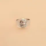 Anillo tipo sello fabricado en plata 925 con aplique central en oro 9k que representa el símbolo de la profesión de químico farmacéutico.