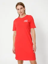 Vestido rojo de algodón con cuello redondo y mangas cortas. Presenta un logo de Tommy Hilfiger bordado en blanco en el pecho y la bandera de la marca bordada en la manga.