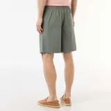 Bermuda chino color verde militar, de corte clásico con bolsillos laterales y cintura ajustable con cordón.