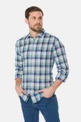 Camisa de manga larga confeccionada en una mezcla de lino y algodón, con diseño a cuadros en tonos verdes, azules y blancos. Presenta cuello clásico, cierre frontal con botones y un bolsillo en el pecho con el logo de la marca bordado.